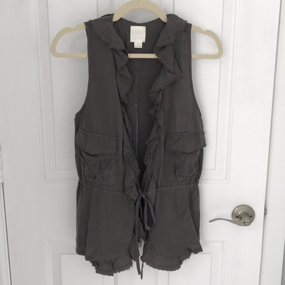 Line and dot vest